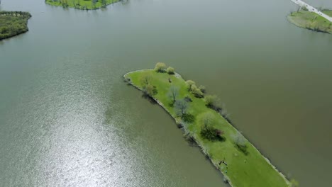 toma aérea de una pequeña península en el lago tampier slough en los suburbios del oeste de chicago, illinois cerca de lemont