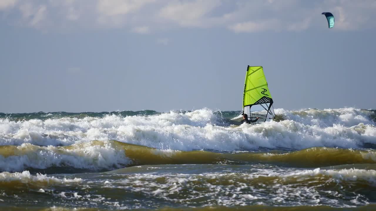 거친 바다 위의 숙련된 윈드서핑 선수. 발트해, 폴란드