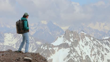 Wanderfrau-Steht-Auf-Und-Erreicht-Den-Gipfel.-Blick-Auf-Die-Verschneiten-Berge.