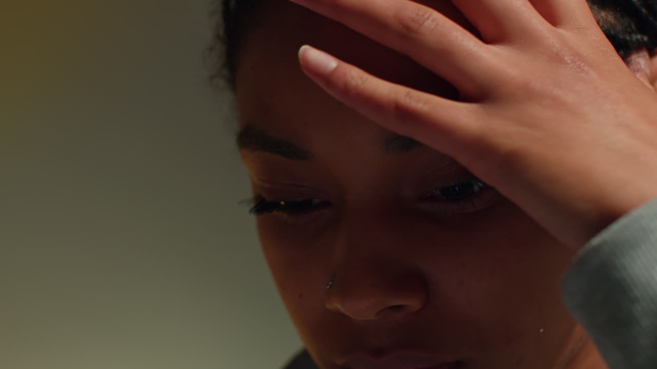 mujer que experimenta angustia emocional