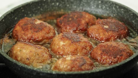 hamburguesas fritas en la sartén
