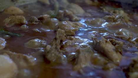 vista de cerca del curry de pollo con salsa burbujeante