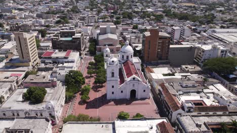 vista aérea de la catedral de santa marta en colombia, arquitectura católica nacional, en órbita