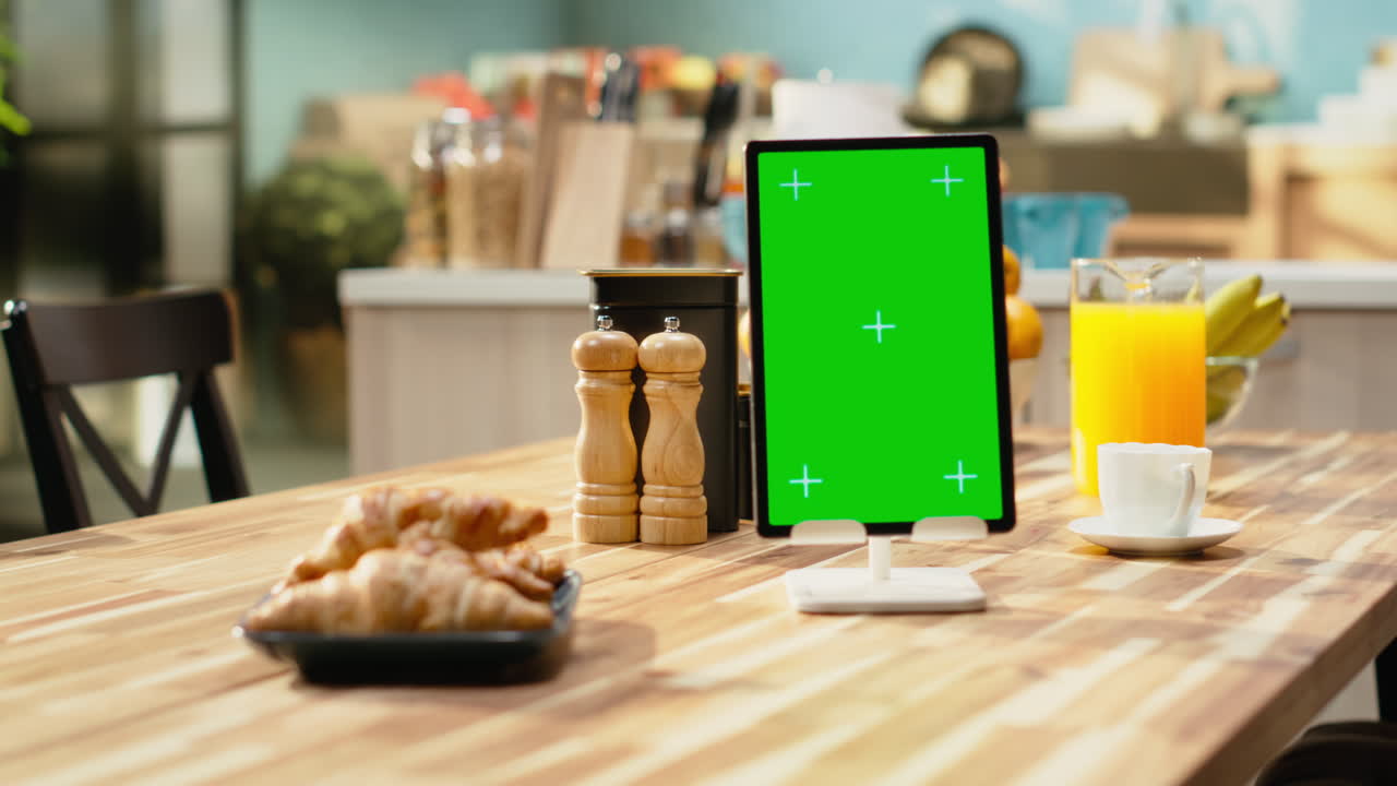 Lodret mockup-skærm på tablet i rustikt køkken med naturligt lys