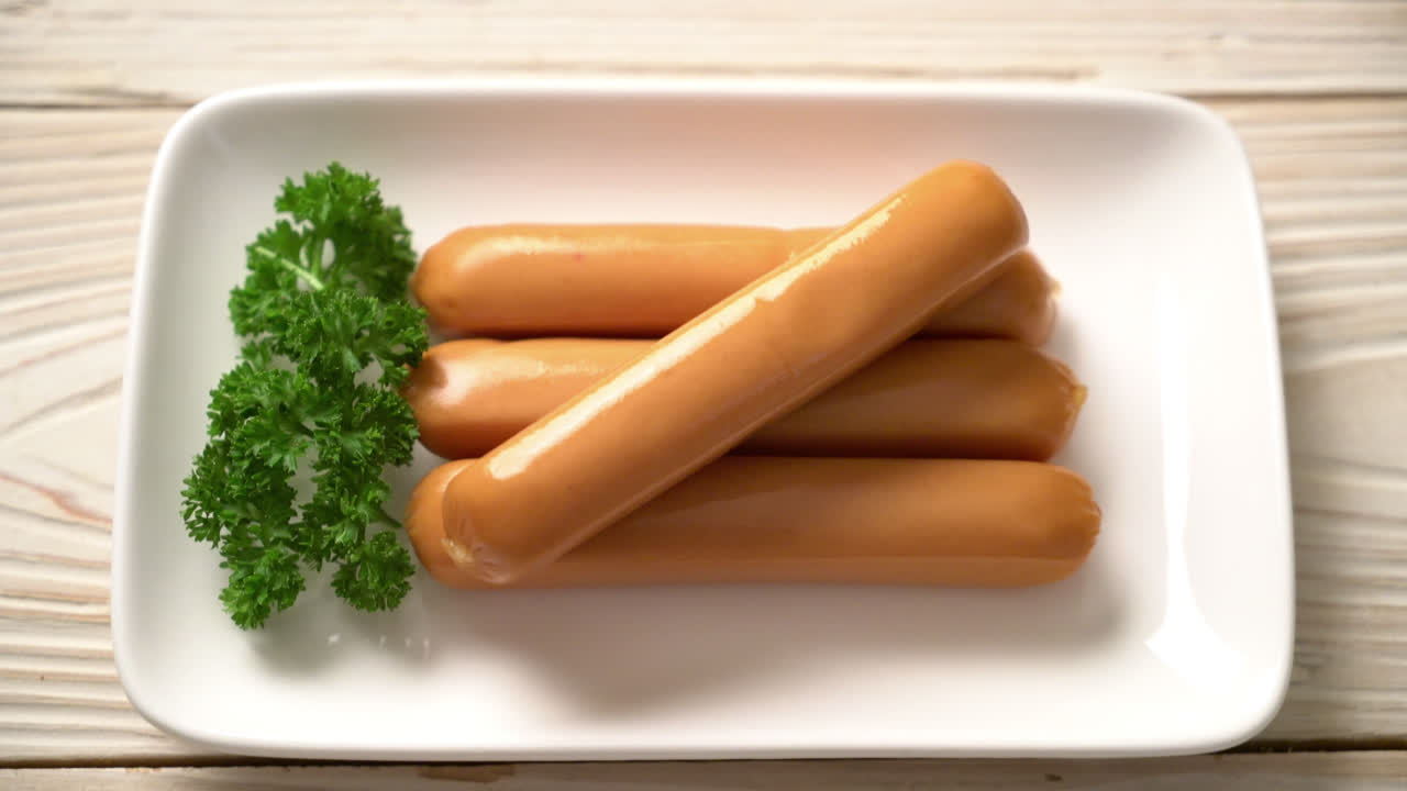 salchicha de frankfurt de pollo en un plato blanco