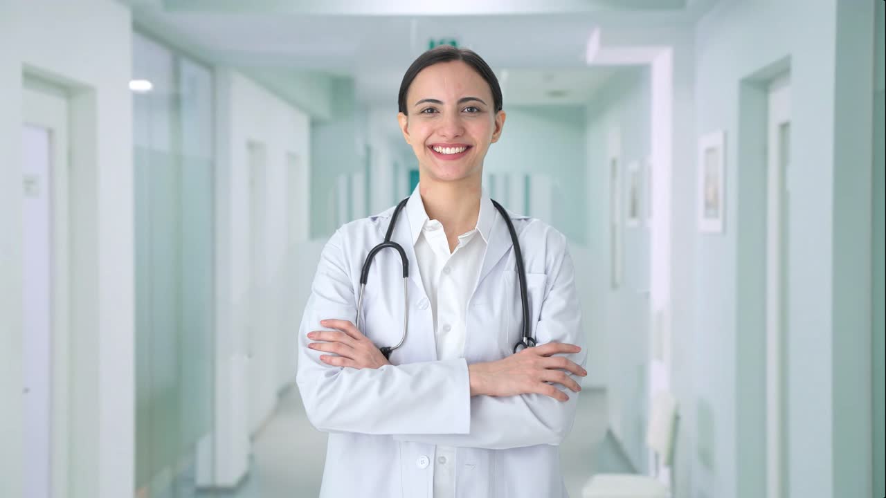 Retrato de médica india feliz.