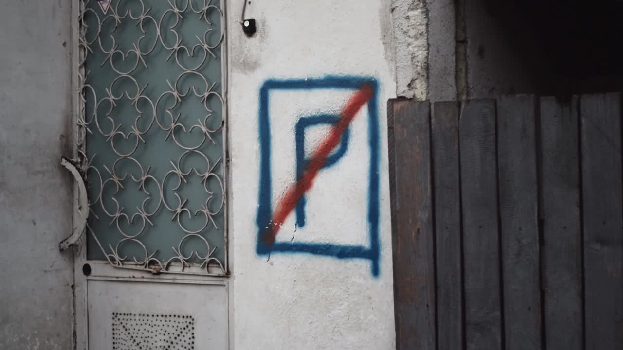 estacionamiento restringido pintado en la pared.