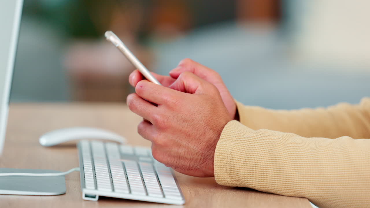 소셜 미디어 매니저가 전화로 타이핑하고 있습니다.