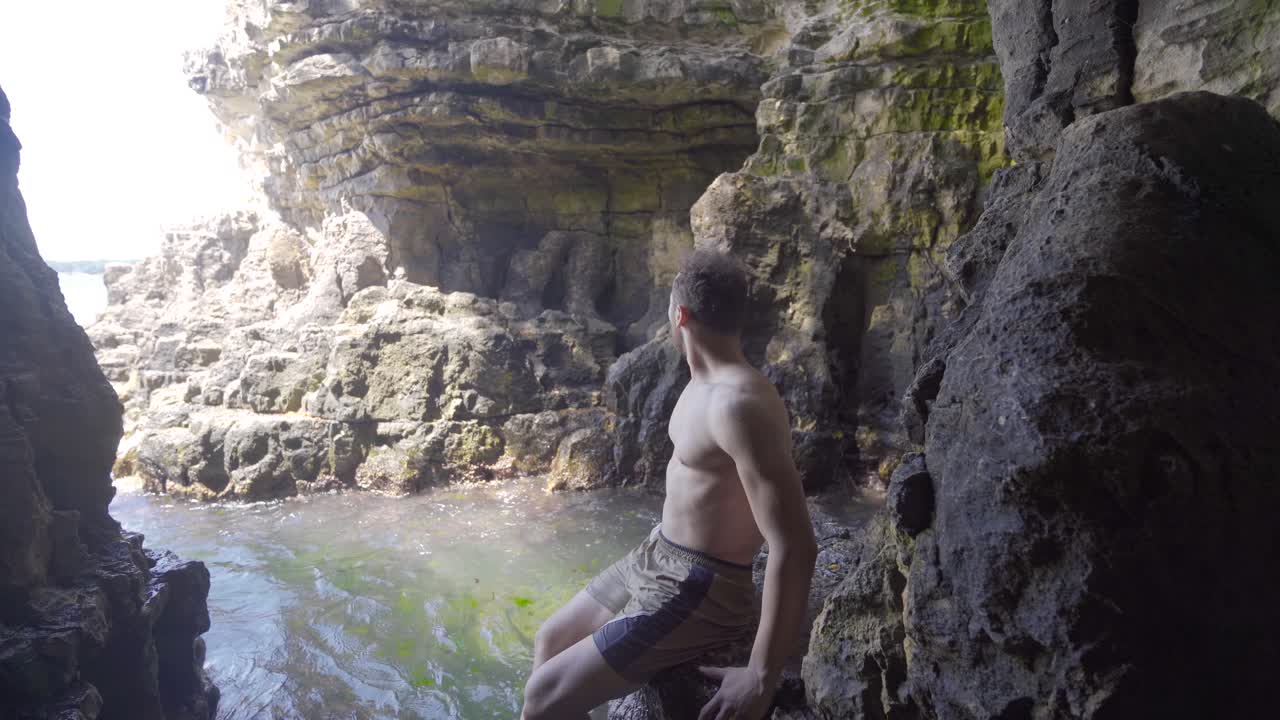 새로운 곳을 발견하는 여행하는 젊은 남자.