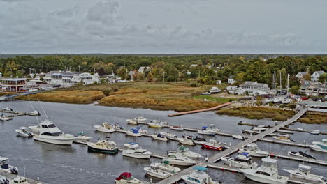 newburyport massachusetts via aérea v7 drone flyover de baixo nível rio merrimack capturando barcos e iates ancorados na marina de salisbury beach town - filmado com câmera inspire 2, x7 - outubro de 2021