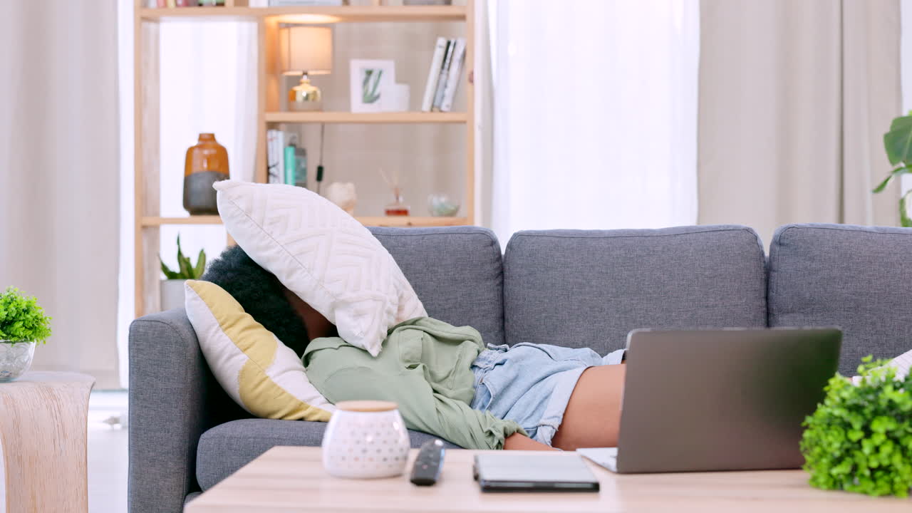 스트레스를 받고 피곤하고 좌절한 학생 타이핑