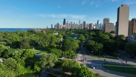 Parque-Público-De-Chicago-Con-Horizonte-A-Distancia-En-El-Día-De-Verano