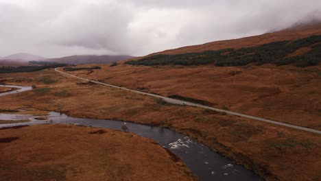 aéreo - río orchy junto a la carretera, delantero, escocia, glencoe, tierras altas escocesas