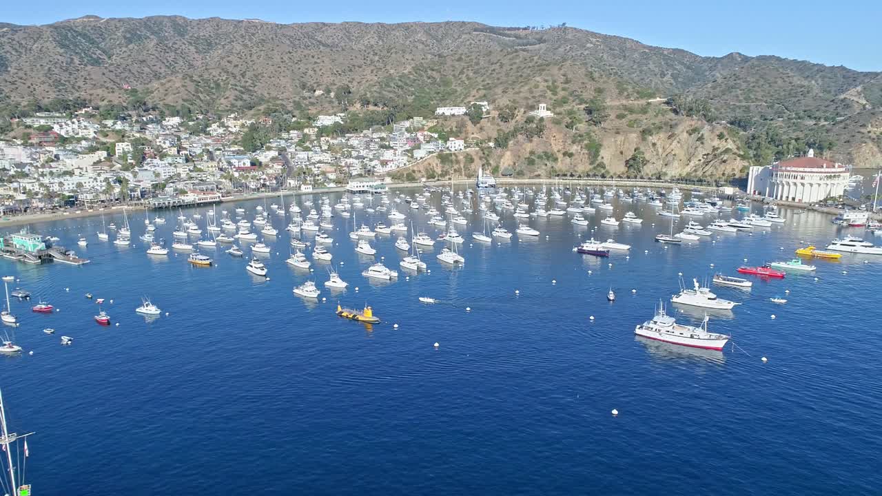 volando sobre yates y barcos océano azul y playas tropicales en vista aérea de la isla catalina