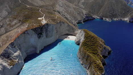 Vista-Aérea-De-La-Playa-De-Navagio-Con-El-Famoso-Barco-Hundido-En-Zakynthos,-Grecia.