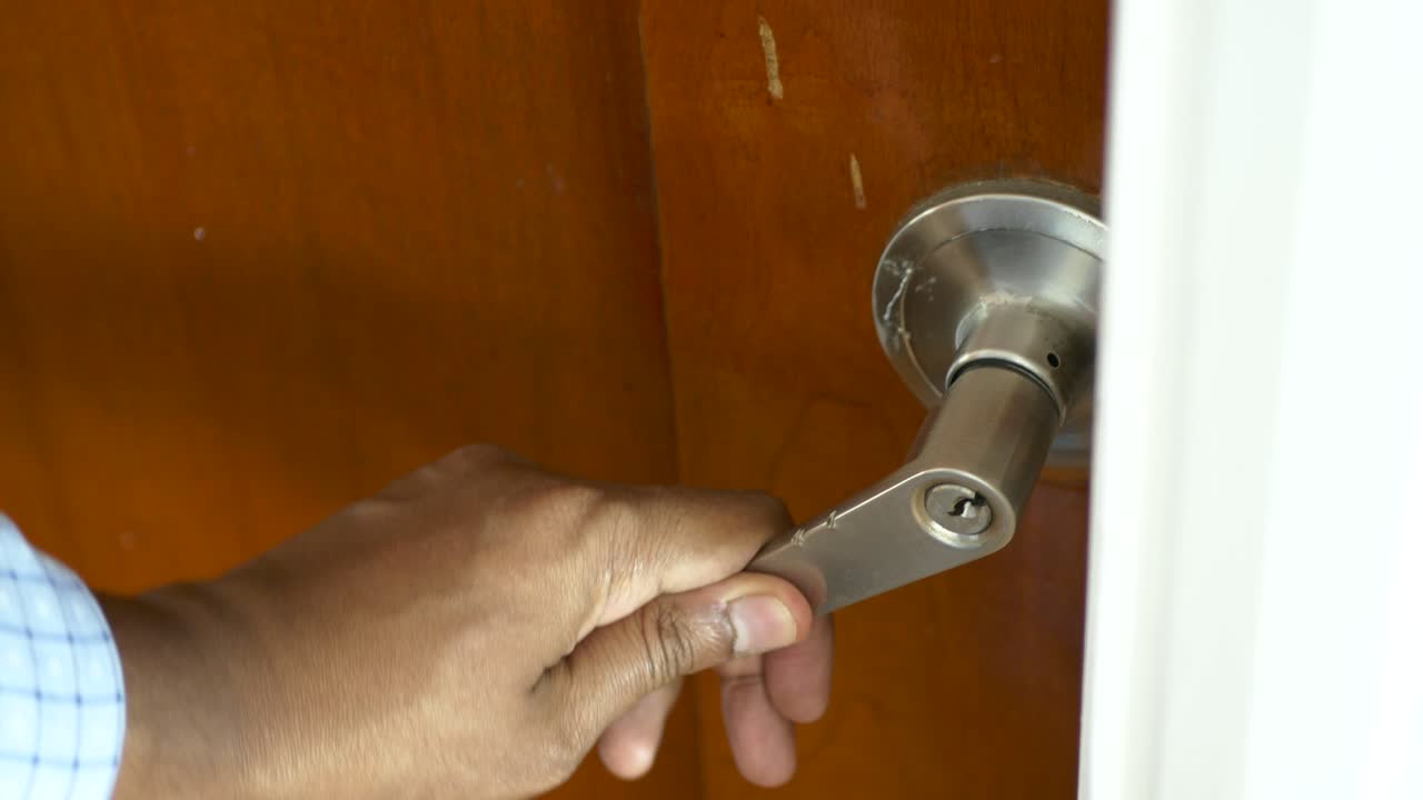 La mano dell'uomo che apre la porta da vicino