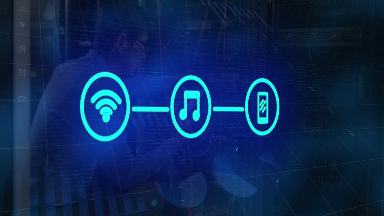 animación de una red de iconos digitales contra un ingeniero masculino asiático que usa un teléfono inteligente en la sala de servidores