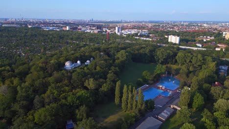 vuelo aéreo perfecto desde arriba piscina pública de la ciudad de berlín alemania en europa, día de verano 2023