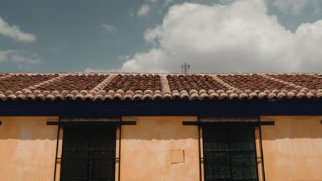 ventana de la fachada de una arquitectura tradicional de san cristobal de las casas en chiapas, méxico