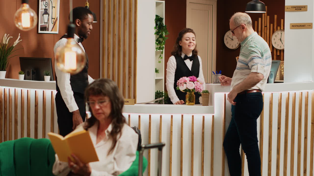 즐거운 직원들은 호텔에서 고령자를 도와줍니다.