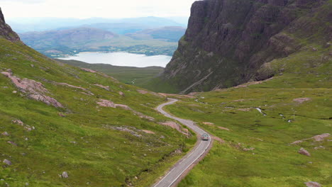 Drohnenaufnahme-Eines-Lieferwagens-Auf-Der-Bealach-Na-Ba-Applecross-Road-Durch-Die-Berge-Der-Applecross-halbinsel-In-Wester-Ross-Im-Schottischen-Hochland