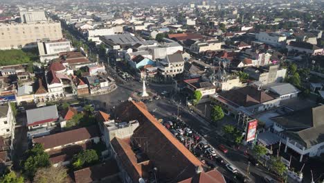 Vista-Aérea-Del-Centro-De-Yogyakarta,-Se-Pueden-Ver-Los-íconos-Del-Monumento-De-Yogyakarta,-Edificios,-Casas-Por-La-Mañana