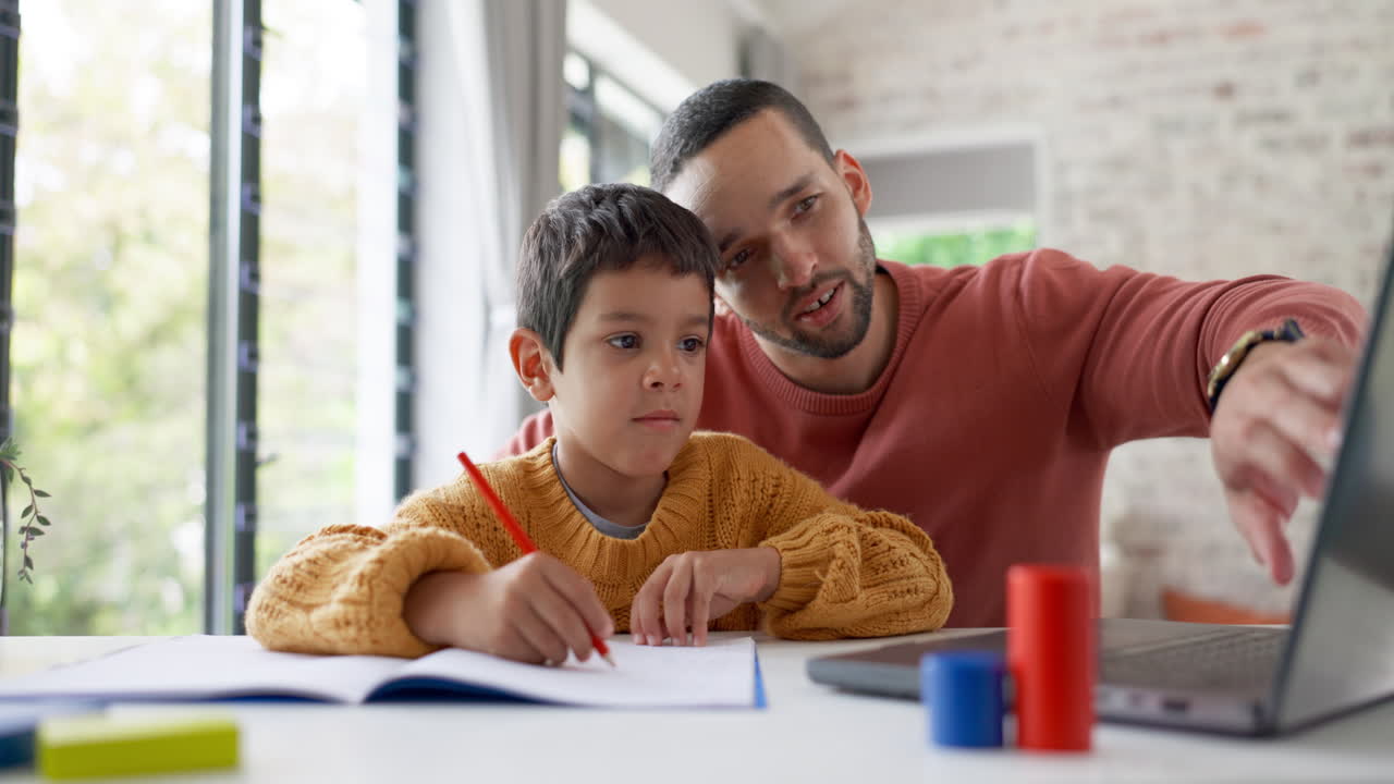 padre, niño y tarea con computadora portátil