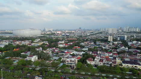 Erheben-Sie-Sich-über-Ancol-Beach-Mit-Jakarta-International-Stadium-Im-Hintergrund