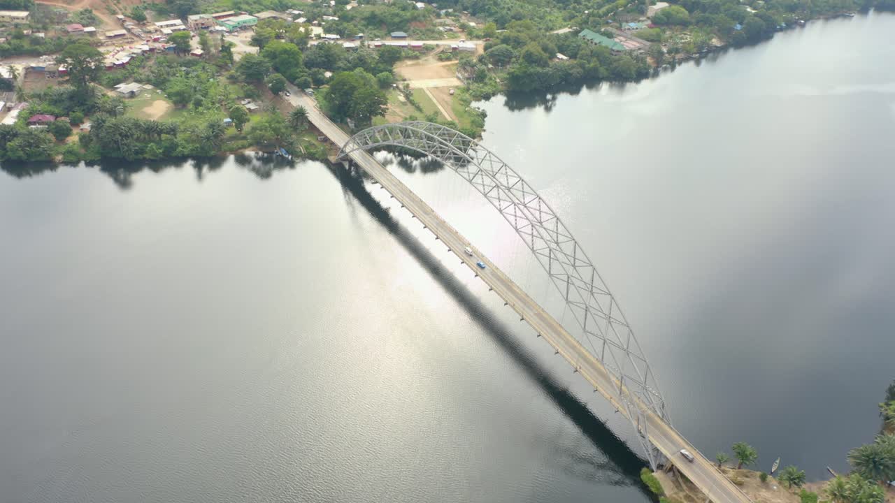 아프리카 가나의 아도미 다리 횡단