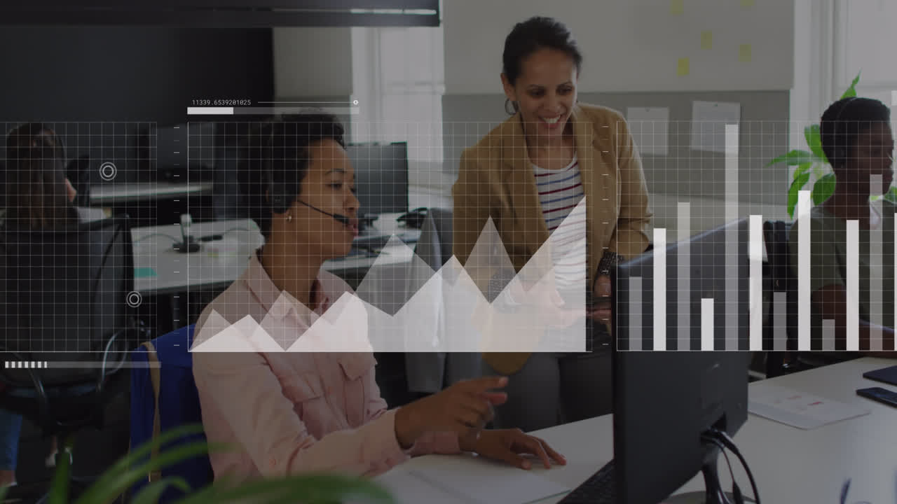 animación de la interfaz con el procesamiento de datos estadísticos sobre dos mujeres diversas discutiendo en la oficina