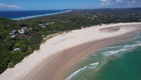 Playa-De-Clarkes-Con-Costa-De-Arena-Blanca-En-Nueva-Gales-Del-Sur,-Australia---Toma-Aérea-De-Drones