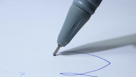 garabatear en papel con el bolígrafo