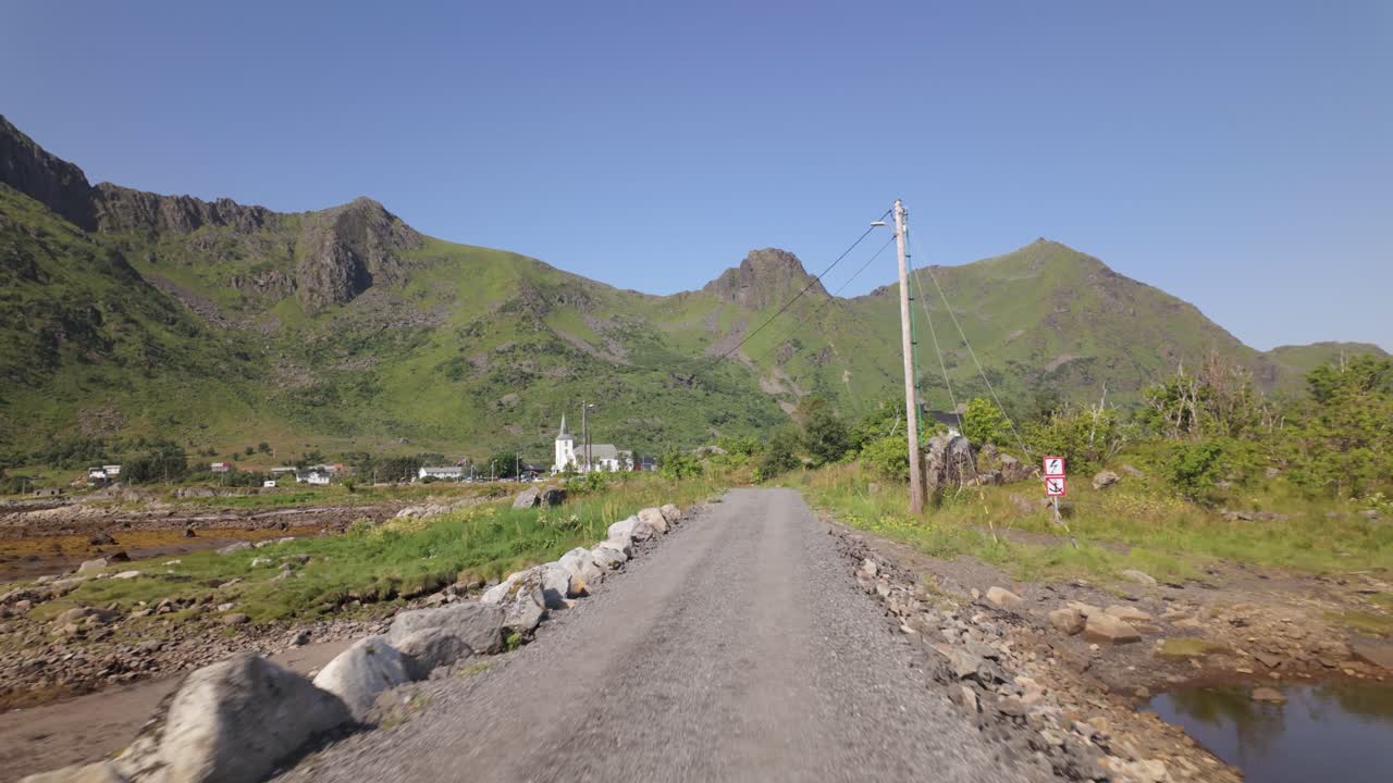 Lofoten, Norvegia - Viaggio lungo una strada sterrata tranquilla, incorniciata da montagne verdi e aperta campagna - Ripresa POV