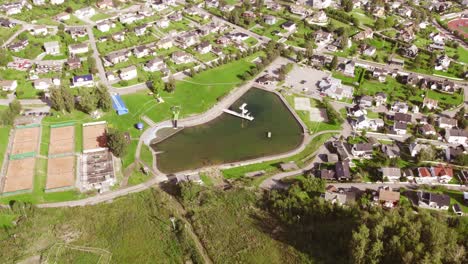 imágenes de drones de gjøvik y el parque fastland