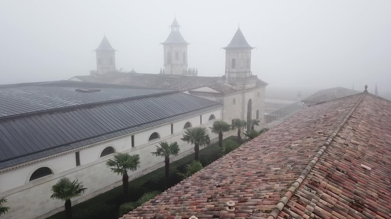 drone volando sobre el techo de la bodega chateau cos d'estournel en un día brumoso, región de burdeos de francia