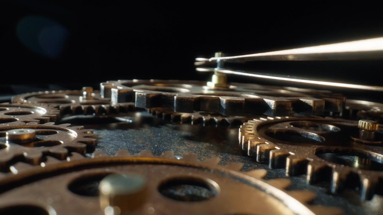 Plano macro de engrenagens de metal de um relógio vintage girando em câmera lenta