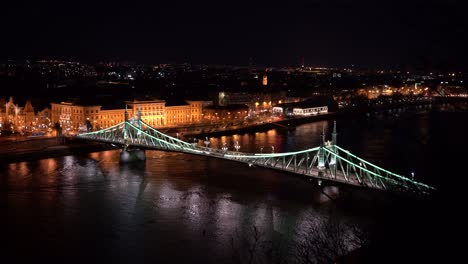 Vida-Nocturna,-Paisaje-Urbano-Con-Un-Puente-En-Budapest