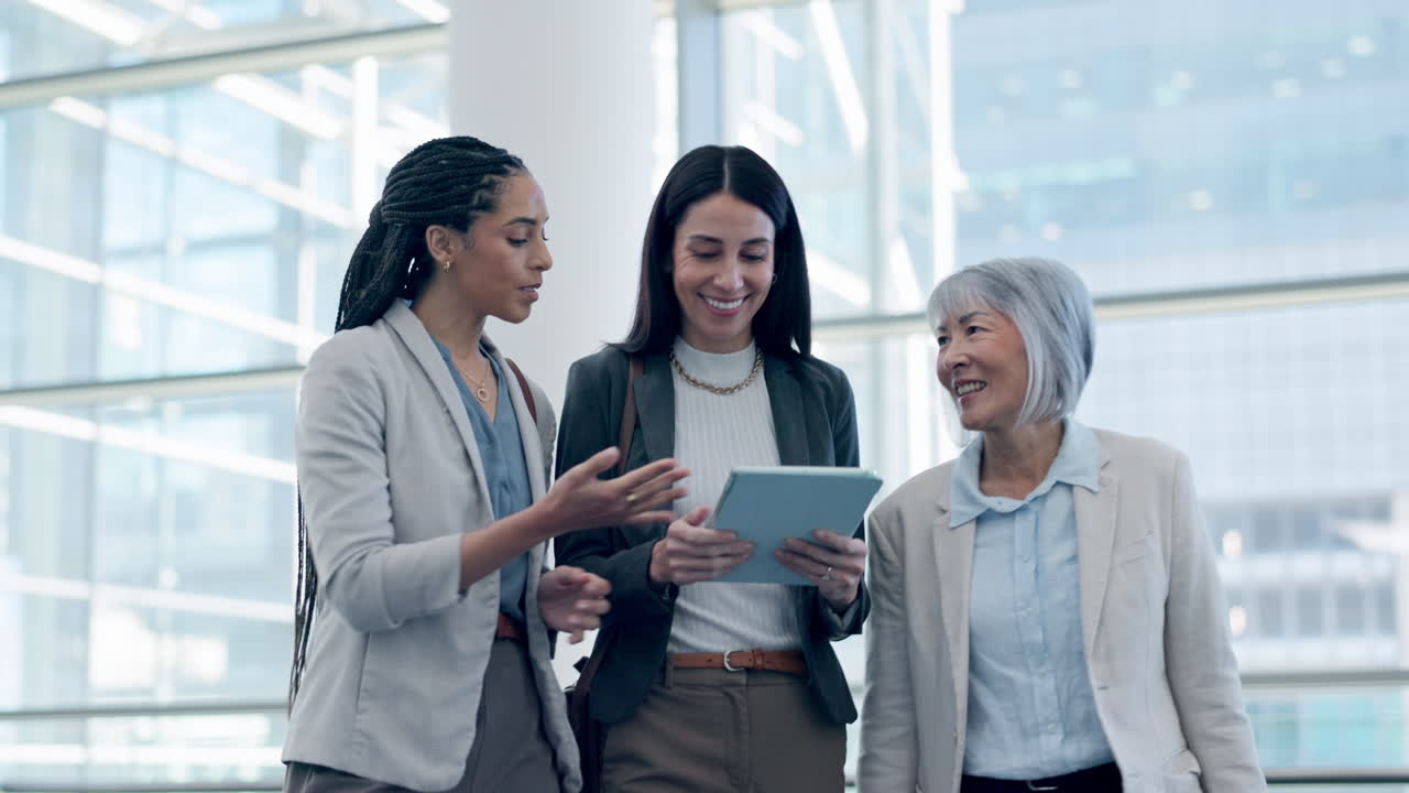 Planificación, tableta y trabajo en equipo con gente de negocios