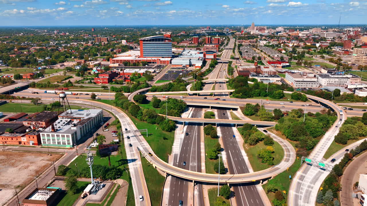 Flusso di auto sul complesso sistema di strade nella grande città. Panorama verde di Detroit, Michigan, USA in una giornata di sole visto da un drone. Detroit, USA, 28 luglio 2025: