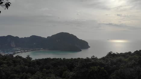 Drohnenaufnahmen-Von-Einem-Aussichtspunkt-Auf-Der-Insel-Phi-Phi