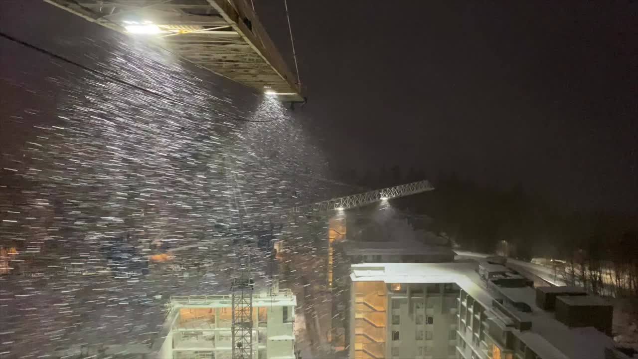 눈 인 아침 에 타워 크레인