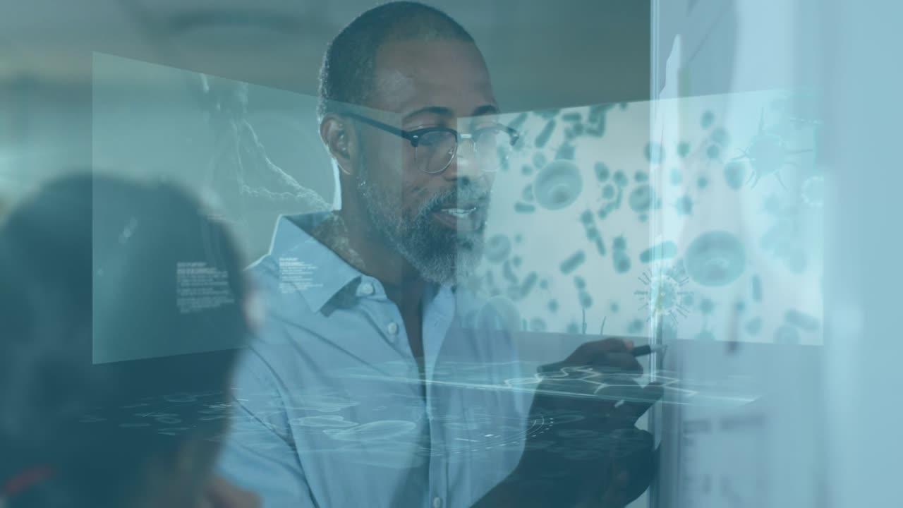 Animation af blodceller og DNA-helix over en ældre afroamerikansk mand, der forklarer og skriver på en tavle.