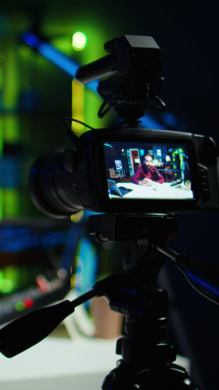 Creator di contenuti video verticali che presenta uno spettacolo online, girando un vlog con attrezzatura professionale