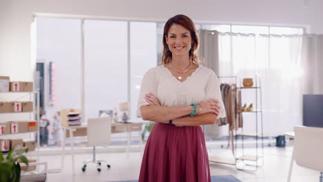 feliz, oficina y rostro de una mujer con brazos