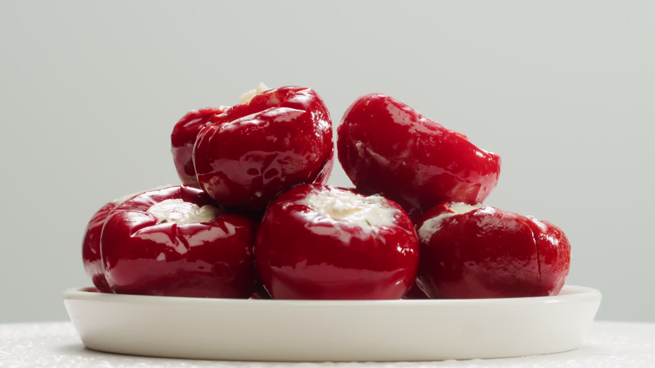 pimienta rellena con queso, restaurante italiano o español con tapas tradicionales, cocina española, deliciosas tapas saladas fermentadas y queso, tomates secos, aperitivo en la barra, buffet