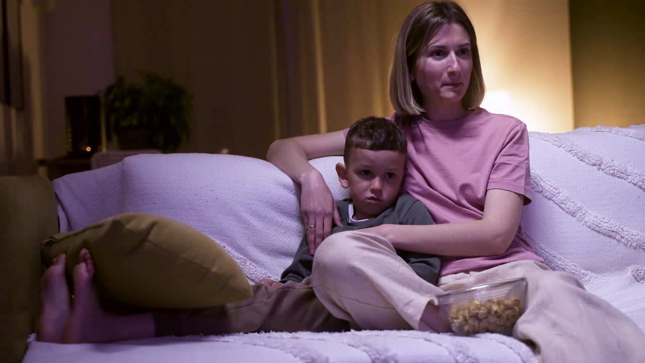 Madre e figlio che guardano un film