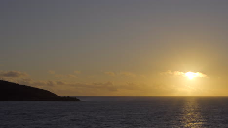 Claro-Atardecer-En-El-Mar