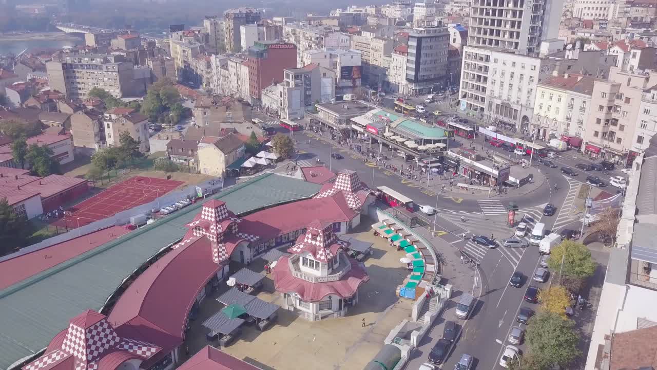 베오그라드 시내와 젤레니 베나크 역의 아름다운 4k 공중 파노라마
