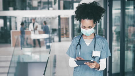 un médico que lleva una máscara
