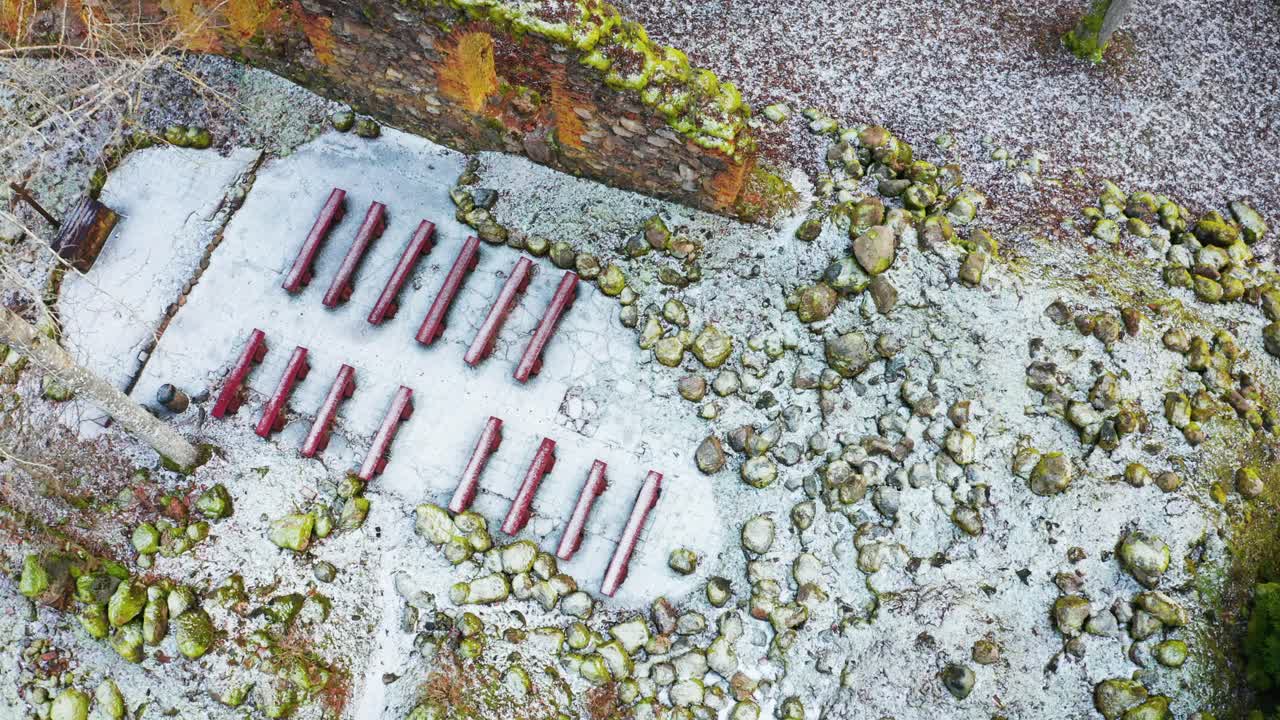 vista aérea de las ruinas de la antigua iglesia con asientos rojos, piedra de las paredes en el suelo